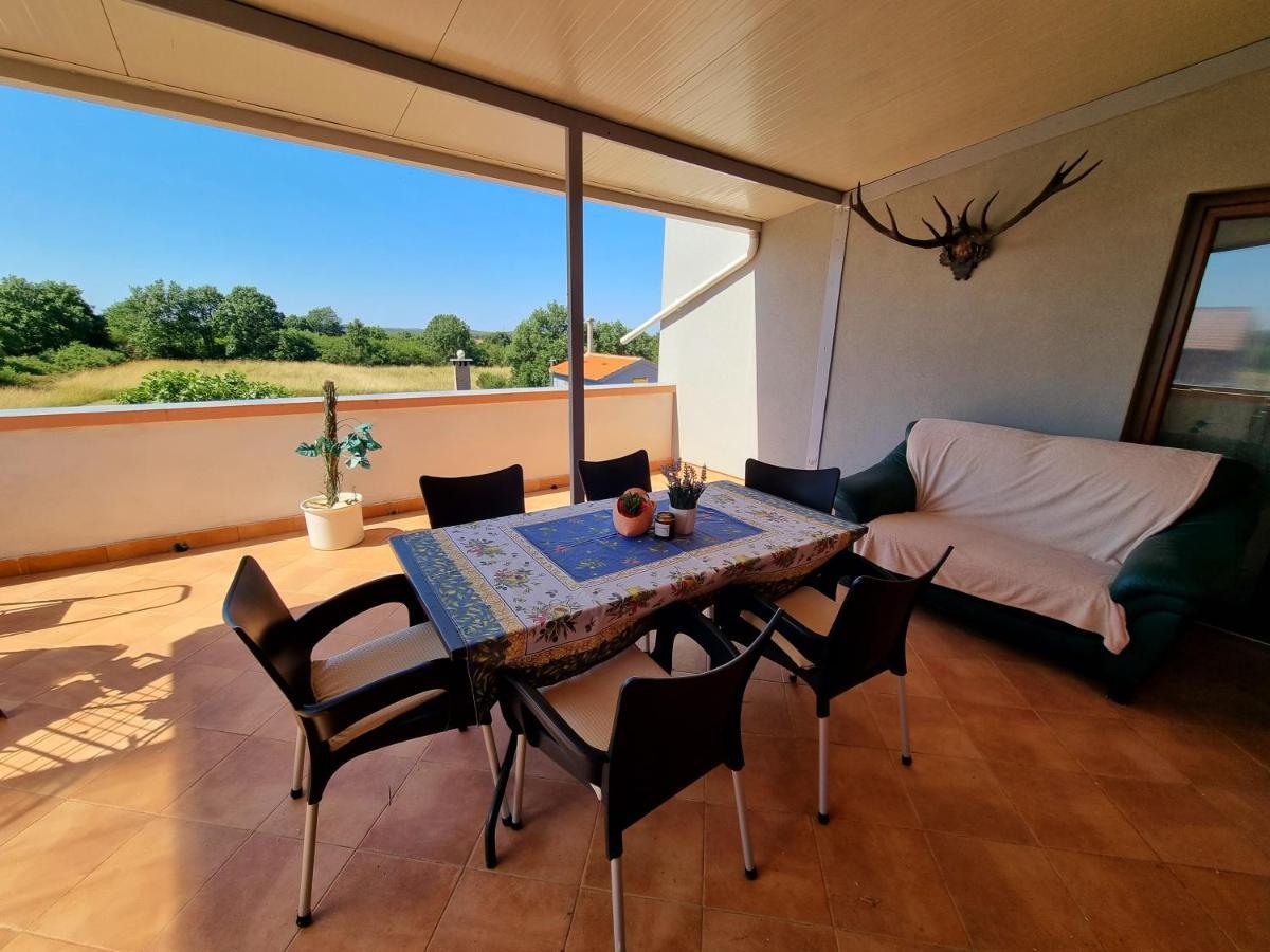 Sunny Apartment With Pool Šišan Buitenkant foto